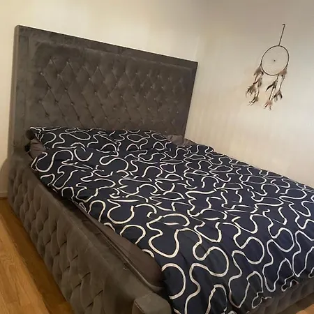 Lodge Queenswood Drive Leeds (West Yorkshire)